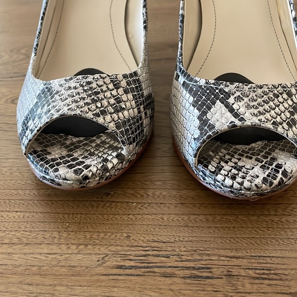 Calvin Klein women’s pumps size 9 1/2 Snakeskin - Picture 2 of 4